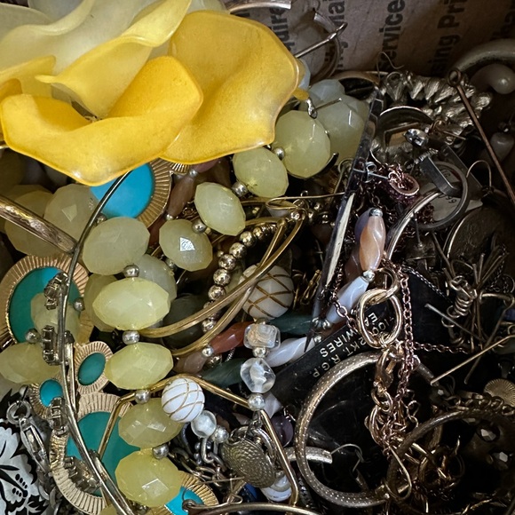 4lb junk jewelry crafting box what you see is what you get - Picture 3 of 4